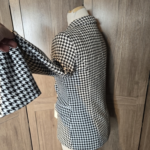 Amo Women's Black and White Houndstooth Blazer - Picture 7 of 16
